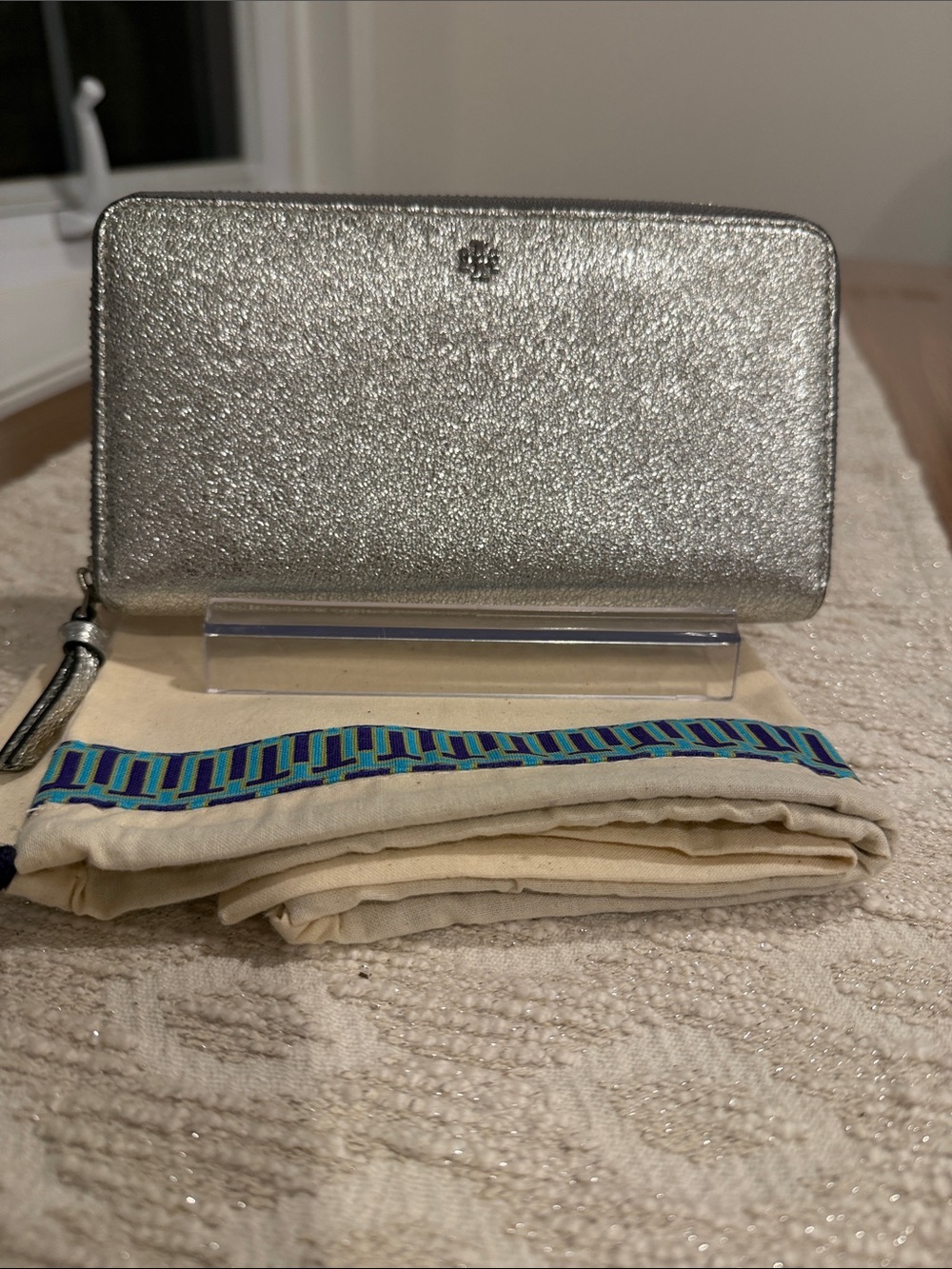 Tory Burch EUC  Silver Metallic/Gray Zip-Around Continental Wallet & Dust Bag